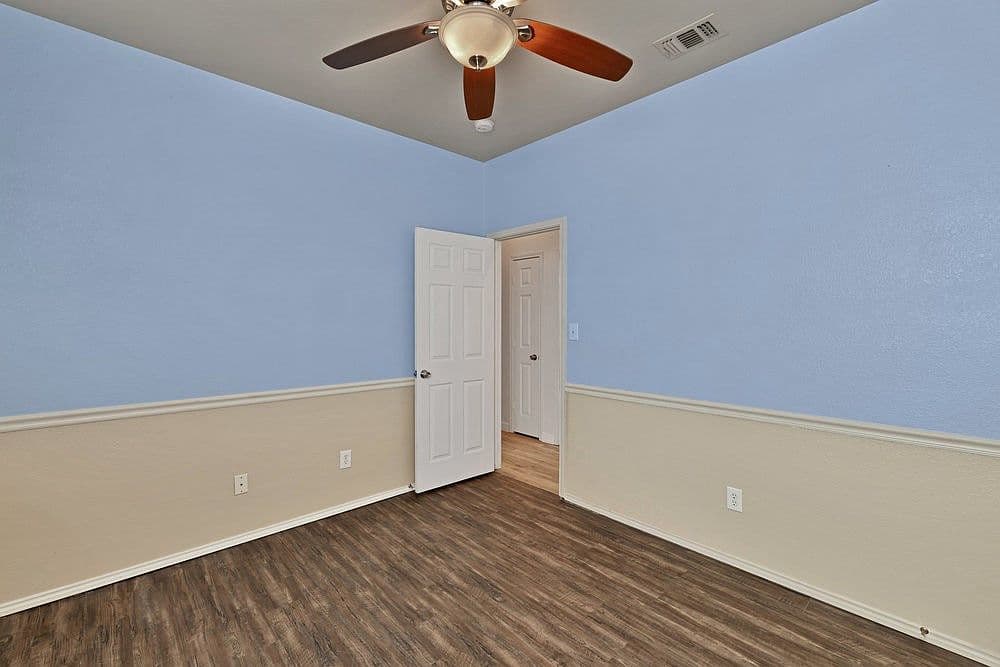 Two-tone paint with chair rail